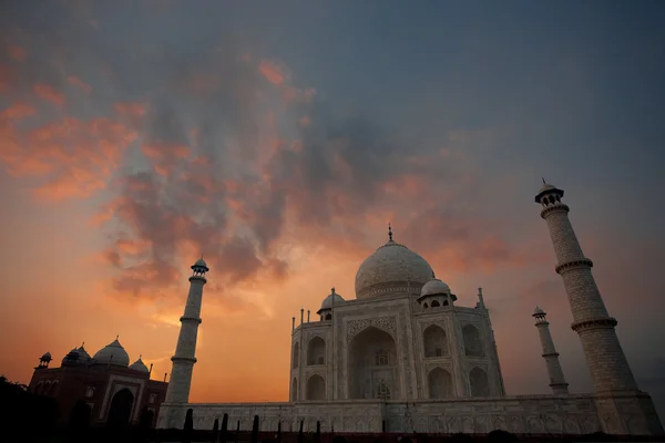 Sonnenuntergang hinter dem leeren Taj Mahal launischen Himmel in der Dämmerung — Stockfoto