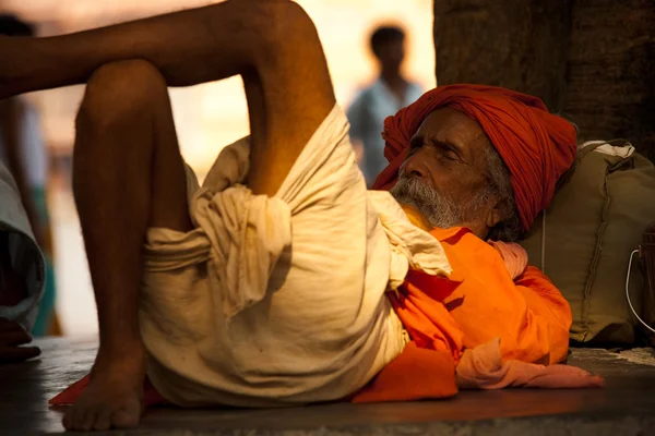 Indický svatý muž spí — Stock fotografie