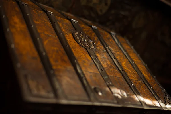 Stary ciemny drewniany kufer skrzynia — Zdjęcie stockowe