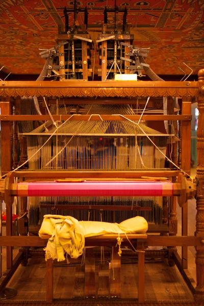 後部の伝統的な木製の手織り機 — ストック写真