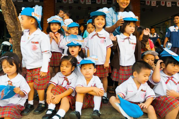 Giovani asiatici tailandesi bambini uniforme Watch Parade — Foto Stock