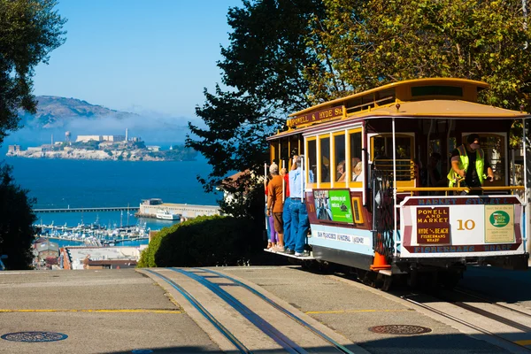 Канатная дорога Пауэлл Хайд Алькатрас Сан Франциско — стоковое фото