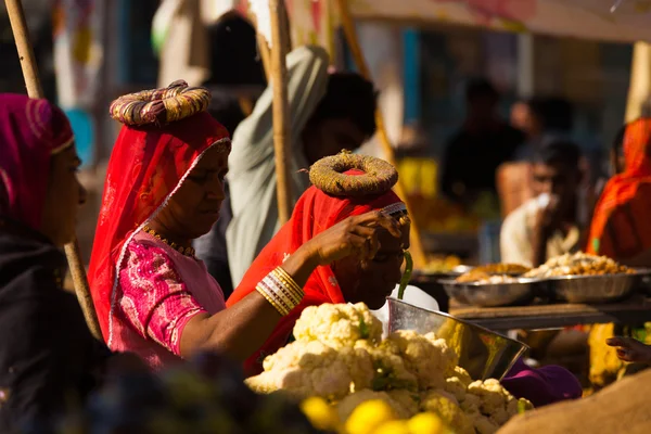 Indiase vrouwen winkelen markt groenten — Stockfoto