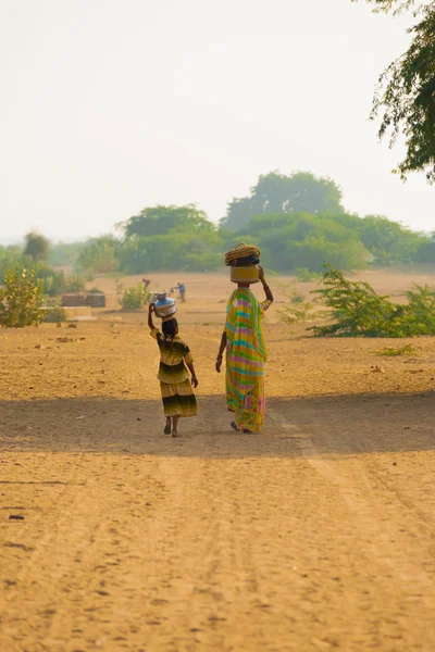 Mother Daughter Fetching Water Jugs Well — Stock Photo, Image