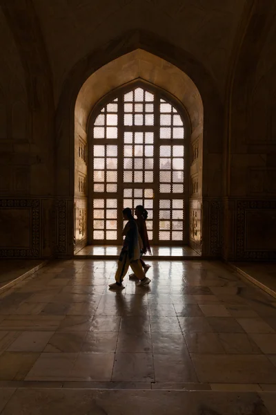 Mujeres indias caminando dentro de Taj Mahal Side — Foto de Stock