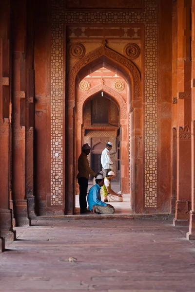 Musulmans Priant Fatephur Sikri Mosquée Colonnes — Photo