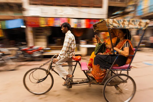 Motion blur pan cykel rickshaw passagerare Indien — Stockfoto
