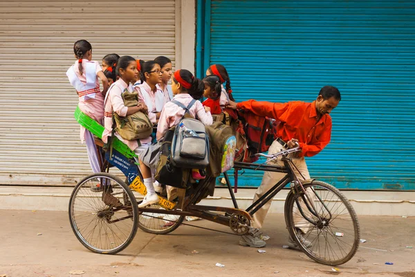 Dziewczyny w szkole autobus transport cyklu Riksza Indie — Zdjęcie stockowe