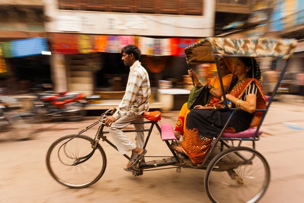 Ruchu rozmycie patelni cyklu Riksza pasażerów Indie Obrazek Stockowy
