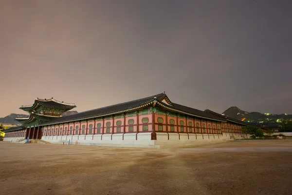 Moody gyeongbokgung palace natt — Stockfoto