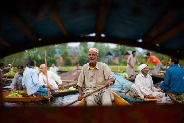 Drijvende markt boot man stuurprogramma — Stockfoto