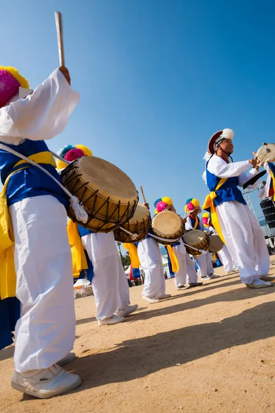 传统的韩国音乐舞蹈组鼓 — 图库照片