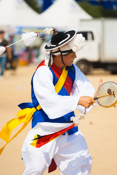 Корейский традиционный барабанщик прядет шляпу — стоковое фото