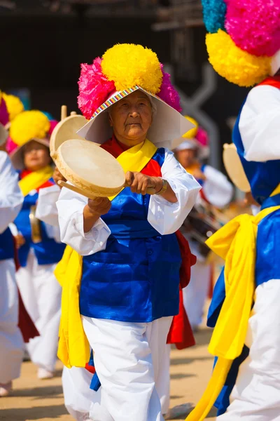 Maduro coreano mulher tradicional handheld tambor — Fotografia de Stock