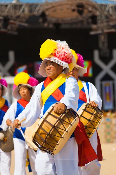 Alter mann traditionelle koreanische trommeln festival — Stockfoto