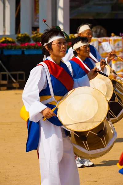 Frau spielt traditionelle koreanische Trommeln — Stockfoto