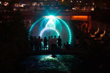 cheonggyecheon lazer gösterisi daire turistler Seul