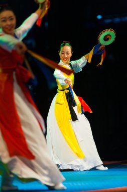 oldukça Koreli kadın geleneksel dans sogo davul
