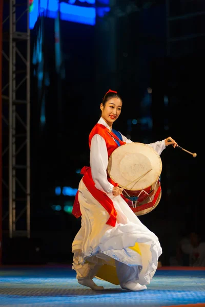 Giovane coreano donna profilo giocare janggu batteria — Foto Stock