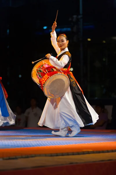 Hanbok traditionnel coréen Janggu tambours bras levé — Photo