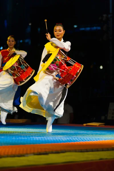 Koreański janggu bęben Pokaż skok tradycyjny strój — Zdjęcie stockowe