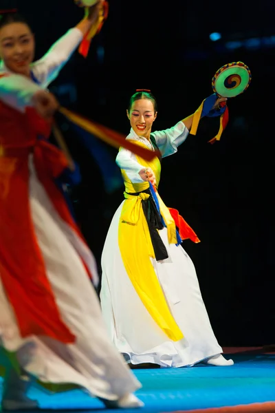 Hübsche koreanische Frau traditionellen Tanz Sogo Trommel — Stockfoto