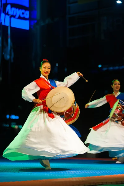 Spinning Traditional Hanbok Janggu Drum Show — Stock Photo, Image