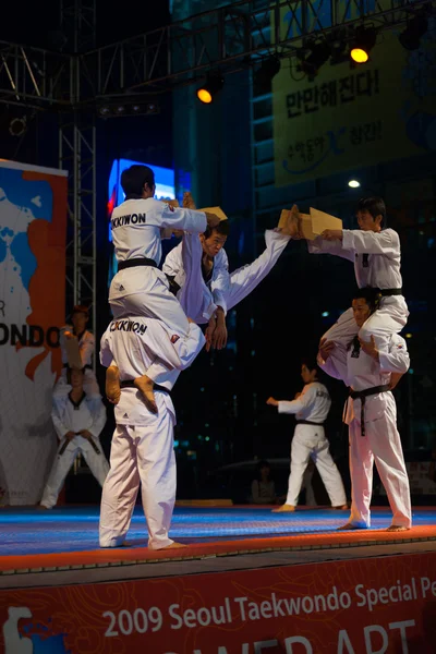 Taekwondo dvojitý kop vzduchu lámání desek — Stock fotografie