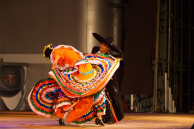 jalisco Meksika şapkası dönen turuncu elbise dans