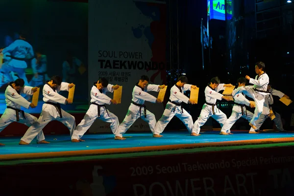 Taekwondo-Treter brechen Holzbretter — Stockfoto