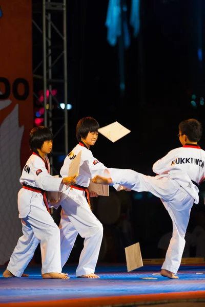 Młodzi chłopcy koreańskiego taekwondo kopanie demonstracji — Zdjęcie stockowe