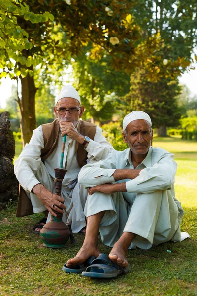 Kašmírština muži, sedící venkovní park shisha kouření — Stock fotografie