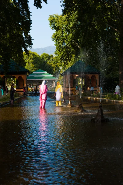 Shalimar bagh srinagar kvinnliga turister fontäner — Stockfoto