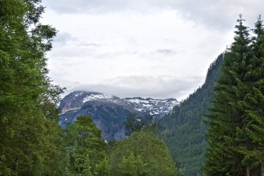 Alpler üzerinden bulutlar