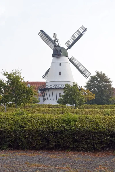 Bílý větrný mlýn — Stock fotografie