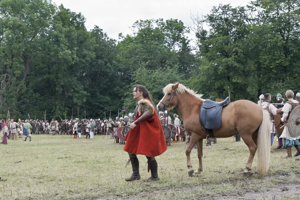 Vikingo femenino con su caballo —  Fotos de Stock