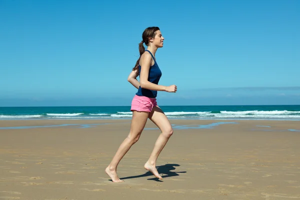 Lány a strandon, a mezítlábas futás — Stock Fotó