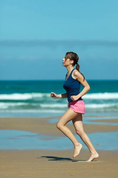 Meisje op het strand in barefoot uitgevoerd — Stockfoto