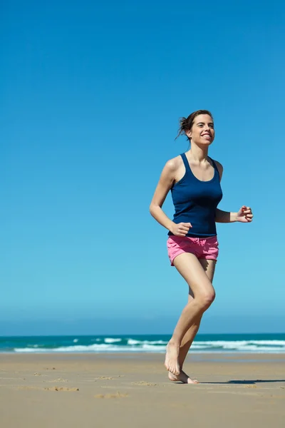 Girl running on the beach in barefoot — Stock Photo, Image