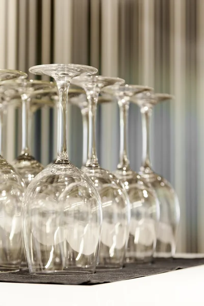 Copas de vino sobre una mesa en un restaurante — Foto de Stock