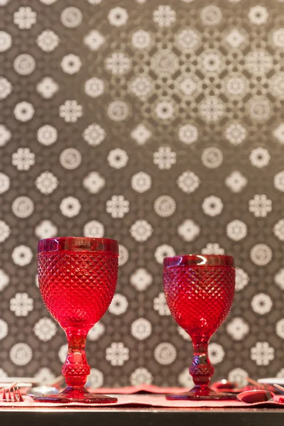 Copas de vino sobre una mesa en un restaurante — Foto de Stock