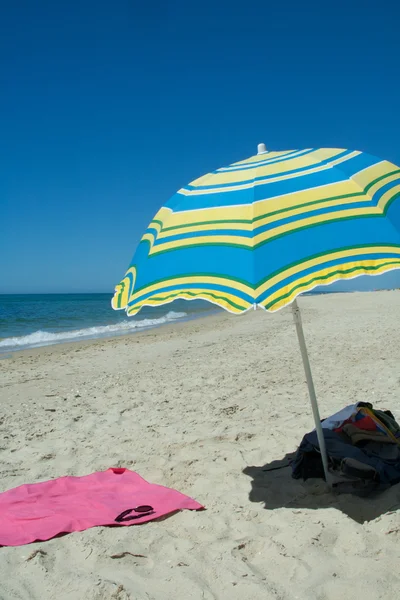 Niebieski i żółty parasol na plaży — Zdjęcie stockowe