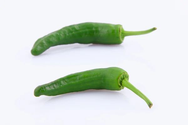 Πράσινες πιπεριές σε λευκό φόντο — Φωτογραφία Αρχείου