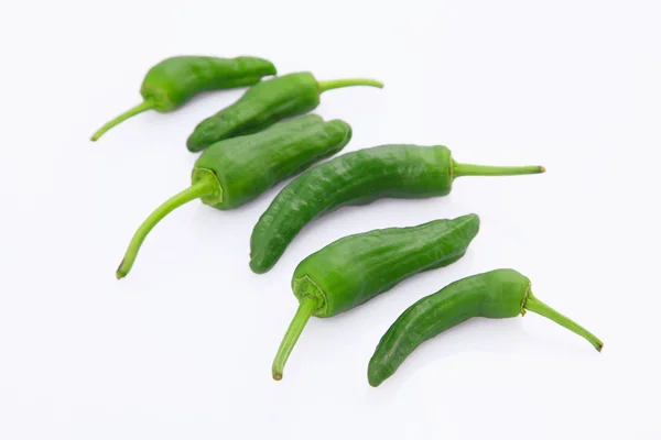 Grüne Paprika auf weißem Hintergrund — Stockfoto