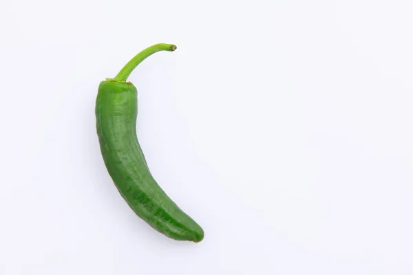 Pimentas verdes sobre fundo branco — Fotografia de Stock