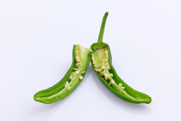 Pimentas verdes sobre fundo branco — Fotografia de Stock