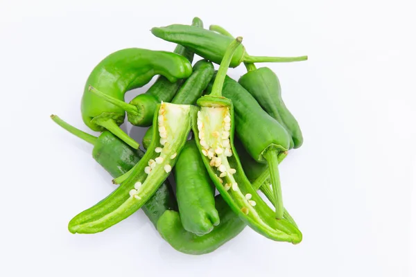 Groene paprika 's op witte achtergrond — Stockfoto