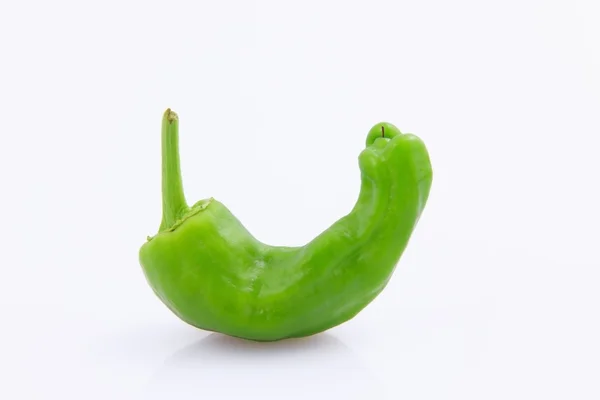 Πράσινες πιπεριές σε λευκό φόντο — Φωτογραφία Αρχείου