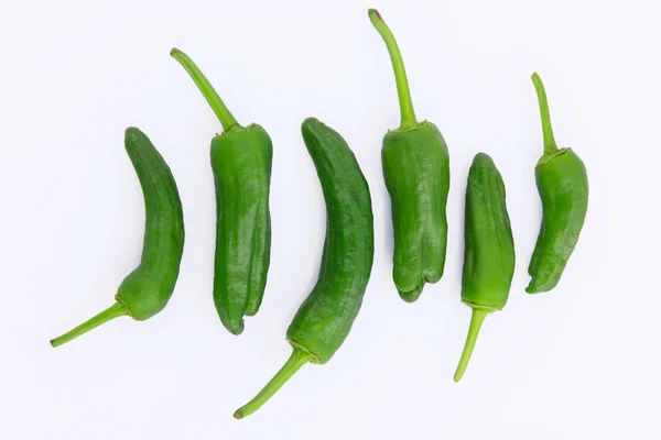 Zelená paprika na bílém pozadí — Stock fotografie