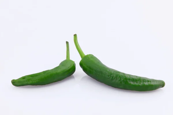 Zelená paprika na bílém pozadí — Stock fotografie